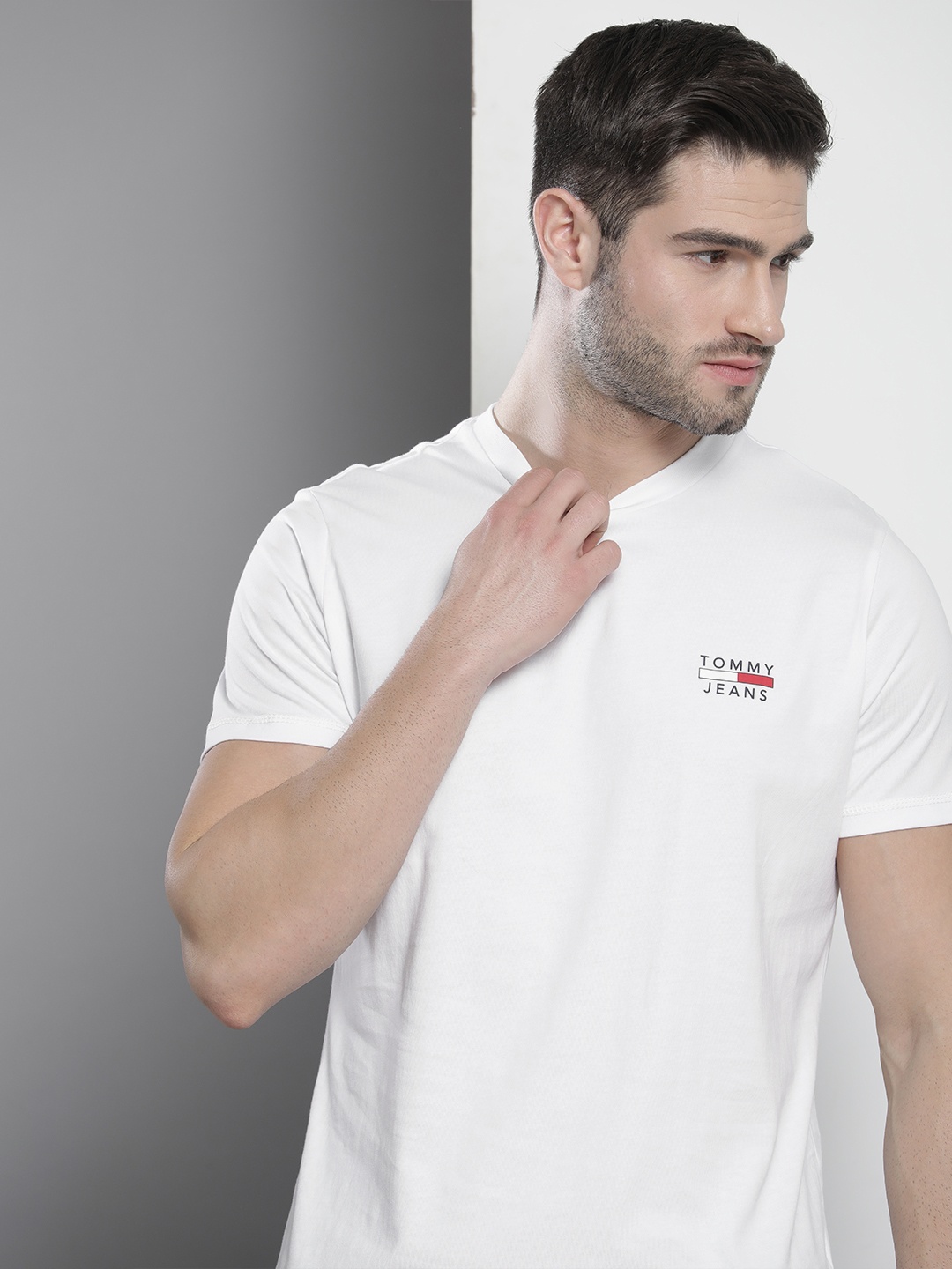 

Tommy Hilfiger Men White Solid Pure Cotton T-shirt