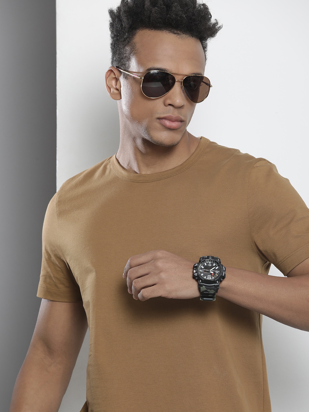 

Tommy Hilfiger Men Camel Brown Solid Pure Cotton Slim Fit T-shirt