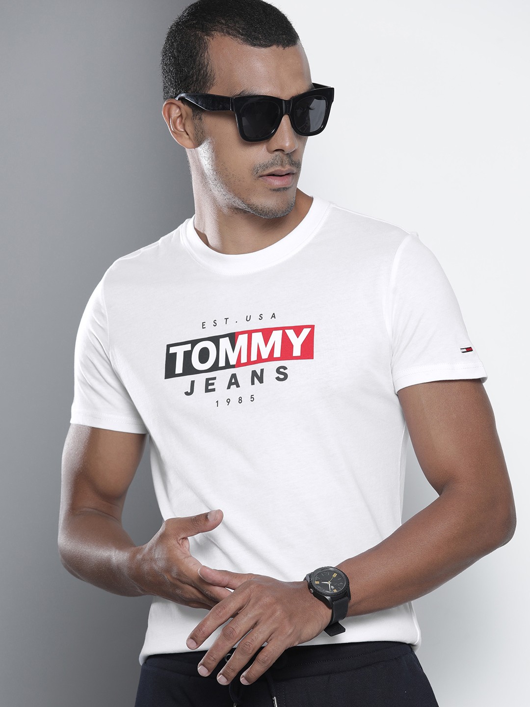 

Tommy Hilfiger Men White & Navy Blue Typography Printed Pure Cotton T-shirt