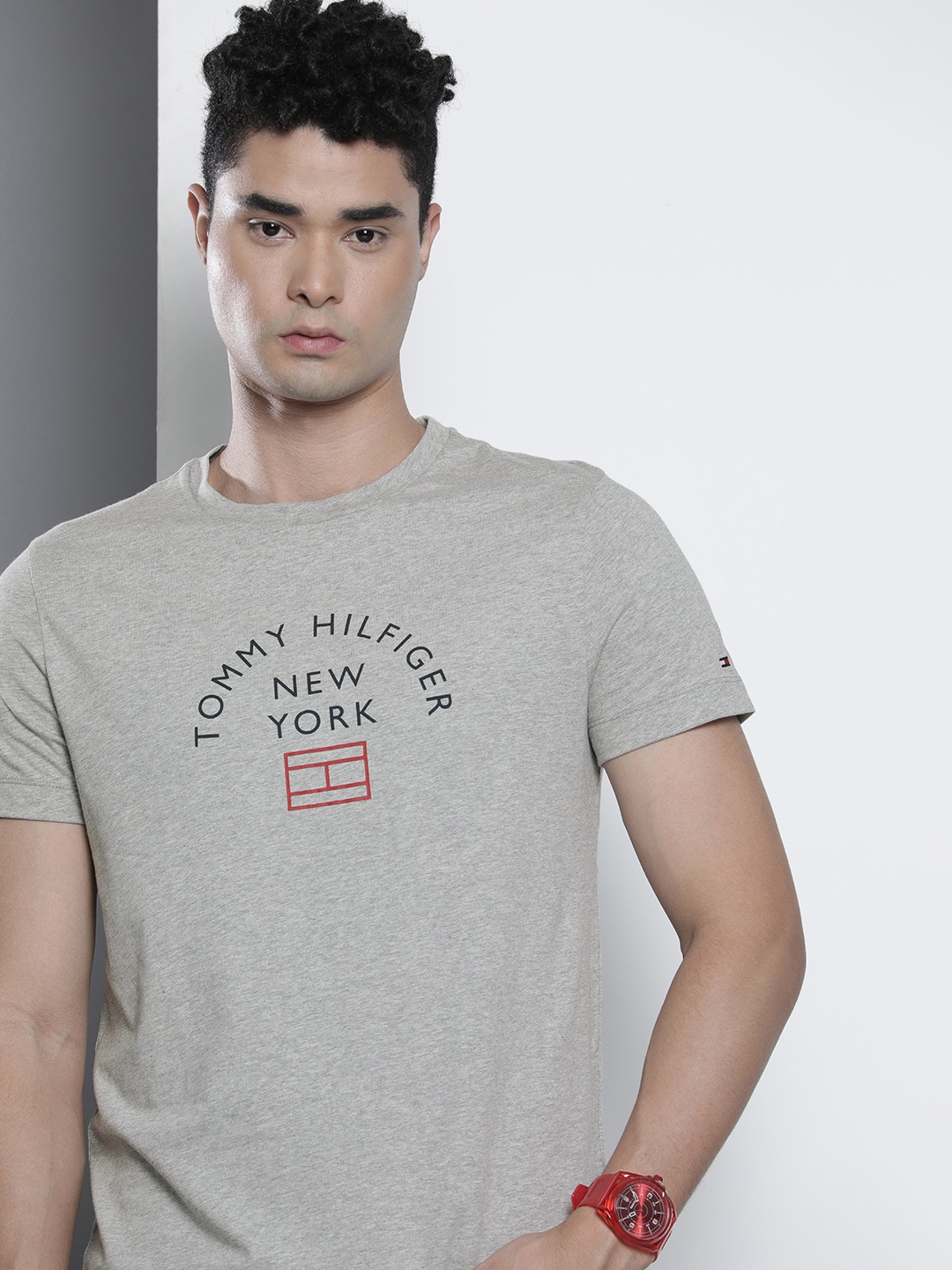 

Tommy Hilfiger Men Grey & Black Brand Logo Printed Pure Cotton Slim Fit T-shirt