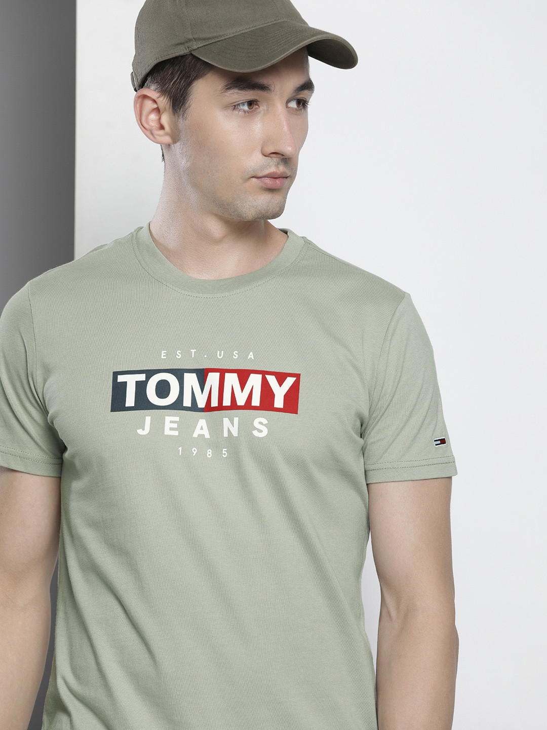 

Tommy Hilfiger Men Green & White Typography Printed Pure Cotton T-shirt