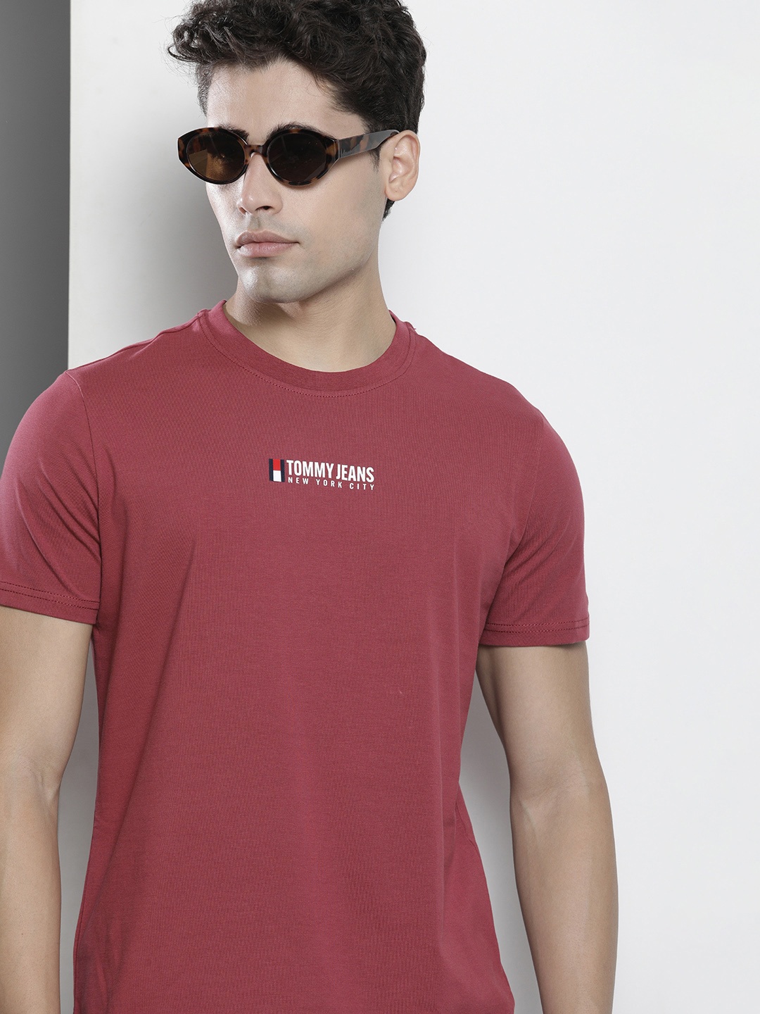 

Tommy Hilfiger Men Maroon Slim Fit T-shirt
