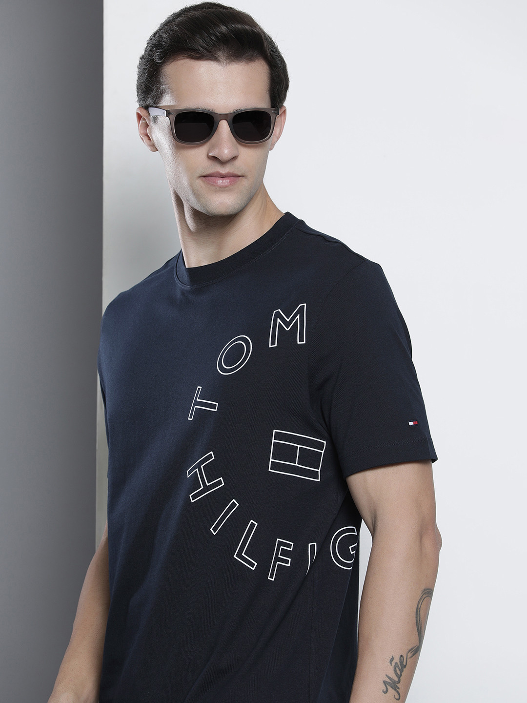

Tommy Hilfiger Men Navy Blue & White Brand Logo Printed Pure Cotton T-shirt