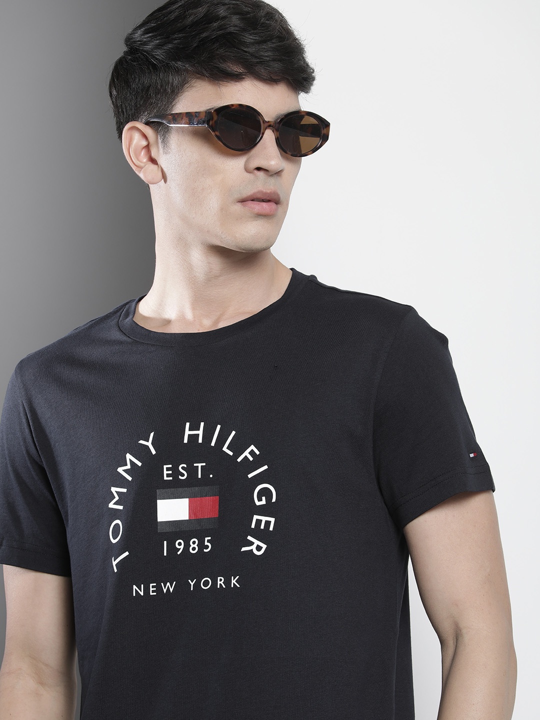 

Tommy Hilfiger Men Navy Blue Brand Logo Printed Pure Cotton Slim Fit T-shirt