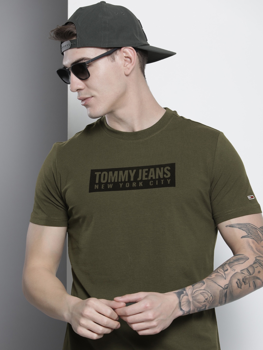 

Tommy Hilfiger Men Olive Green & Black Flock Print Slim Fit T-shirt