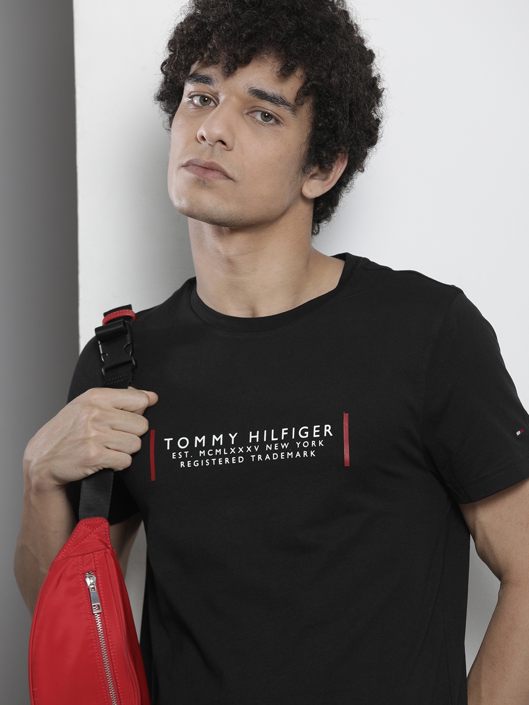 

Tommy Hilfiger Men Black & White Brand Logo Printed Pure Cotton Slim Fit T-shirt