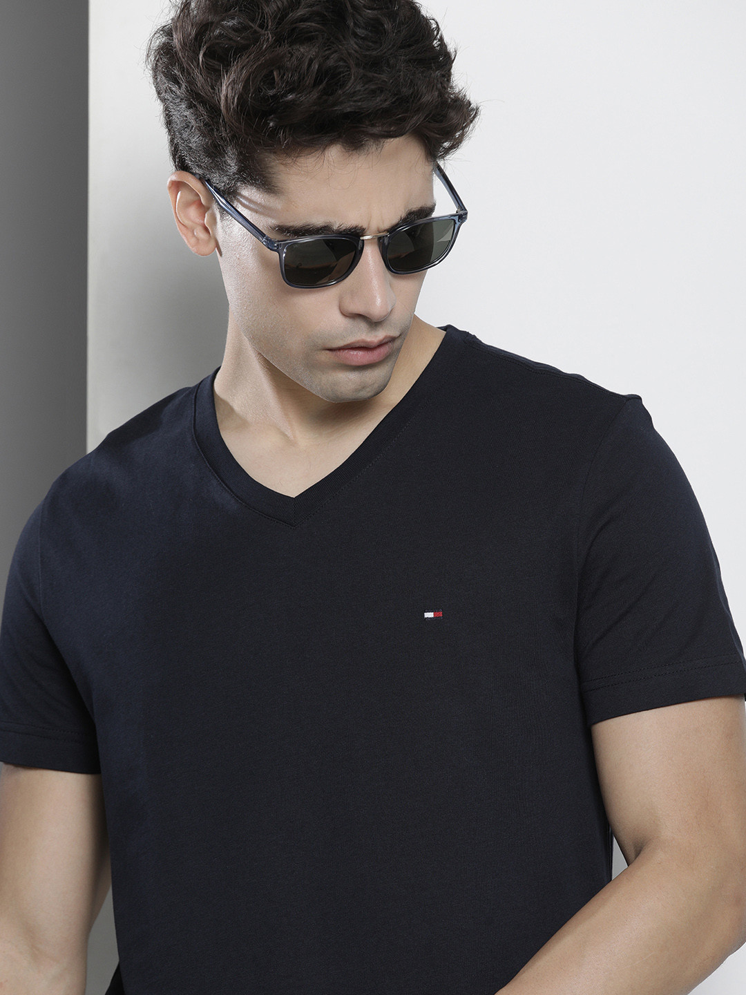

Tommy Hilfiger Men Navy Blue Solid V-Neck Pure Cotton Slim Fit T-shirt