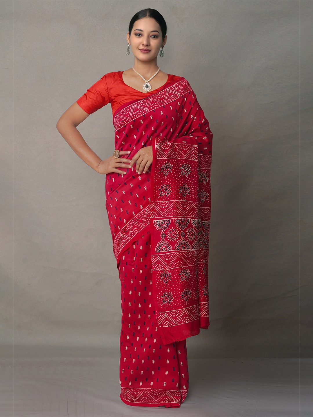

Unnati Silks Red & White Ethnic Motifs Silk Cotton Chanderi Saree
