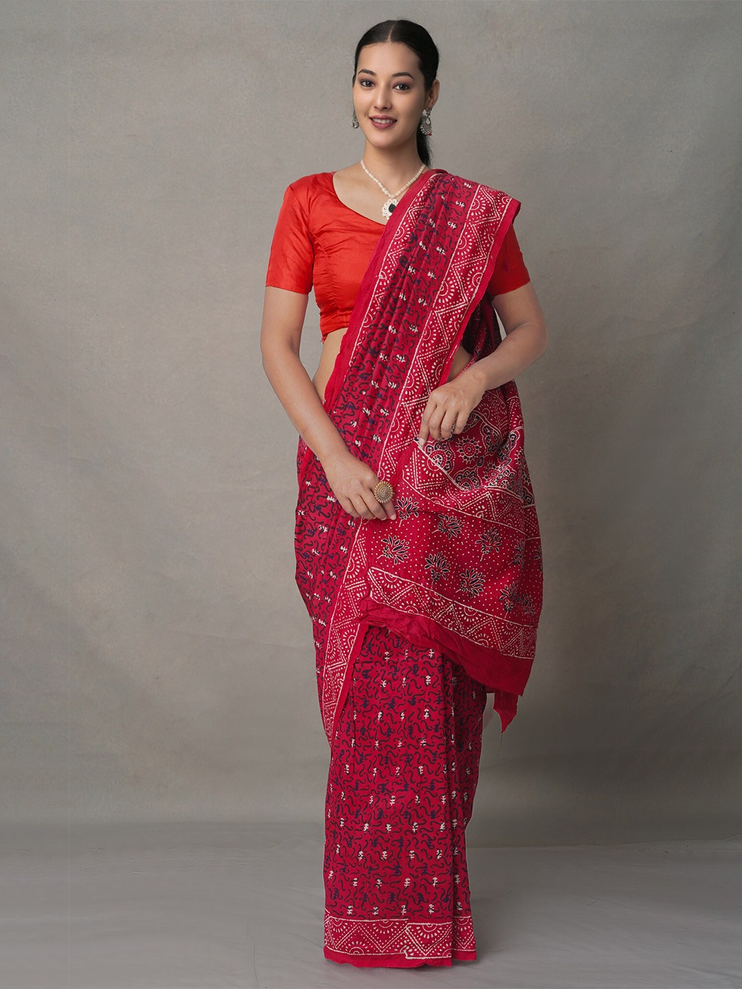 

Unnati Silks Red & White Ethnic Motifs Silk Cotton Chanderi Saree