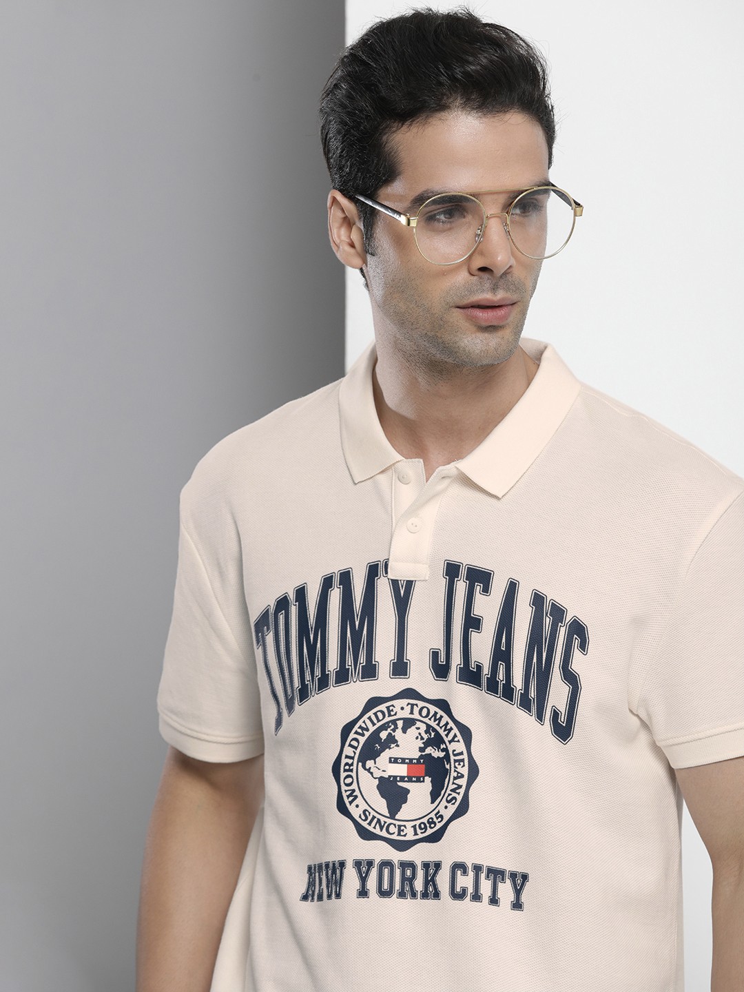 

Tommy Hilfiger Men Off-White & Navy Blue Brand Logo Printed Organic Cotton T-shirt