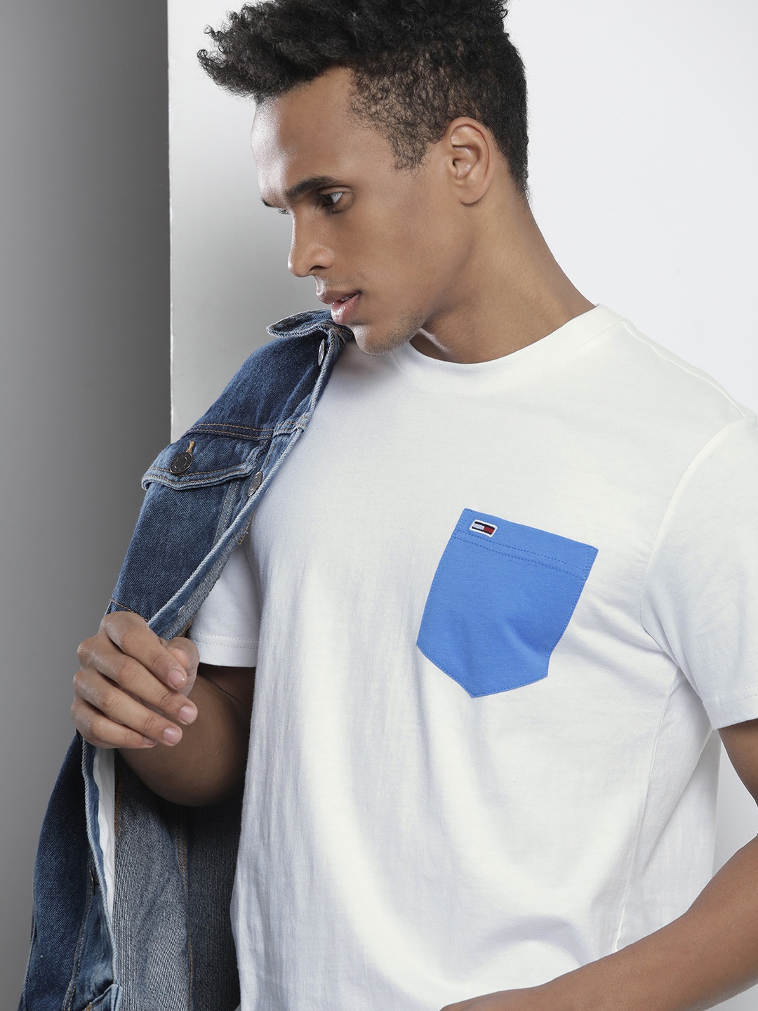 

Tommy Hilfiger Men White Solid Pure Cotton Casual T-shirt With Contrast Pocket