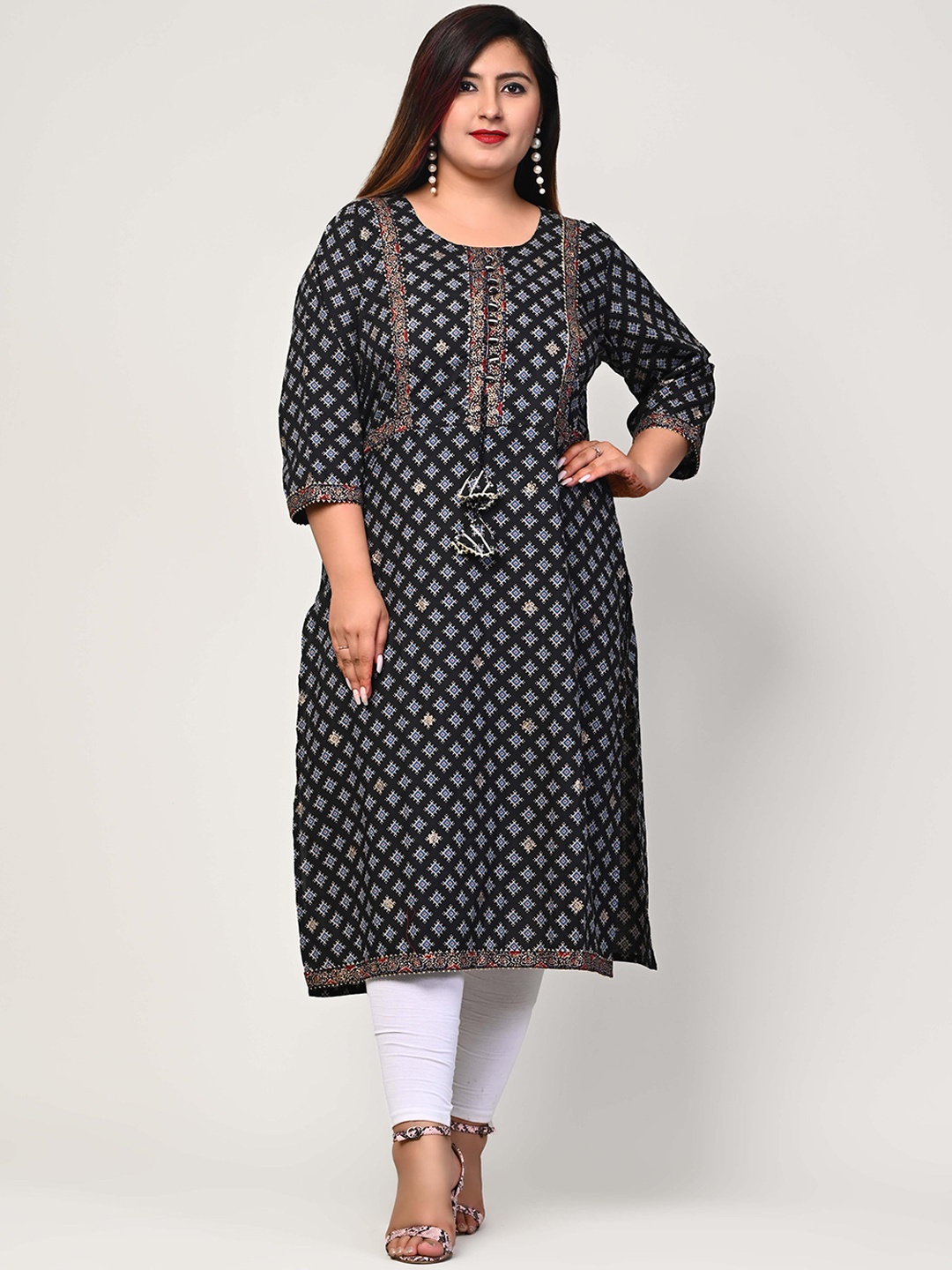 

Swasti Women Black Geometric Thread Work Floral Kurta
