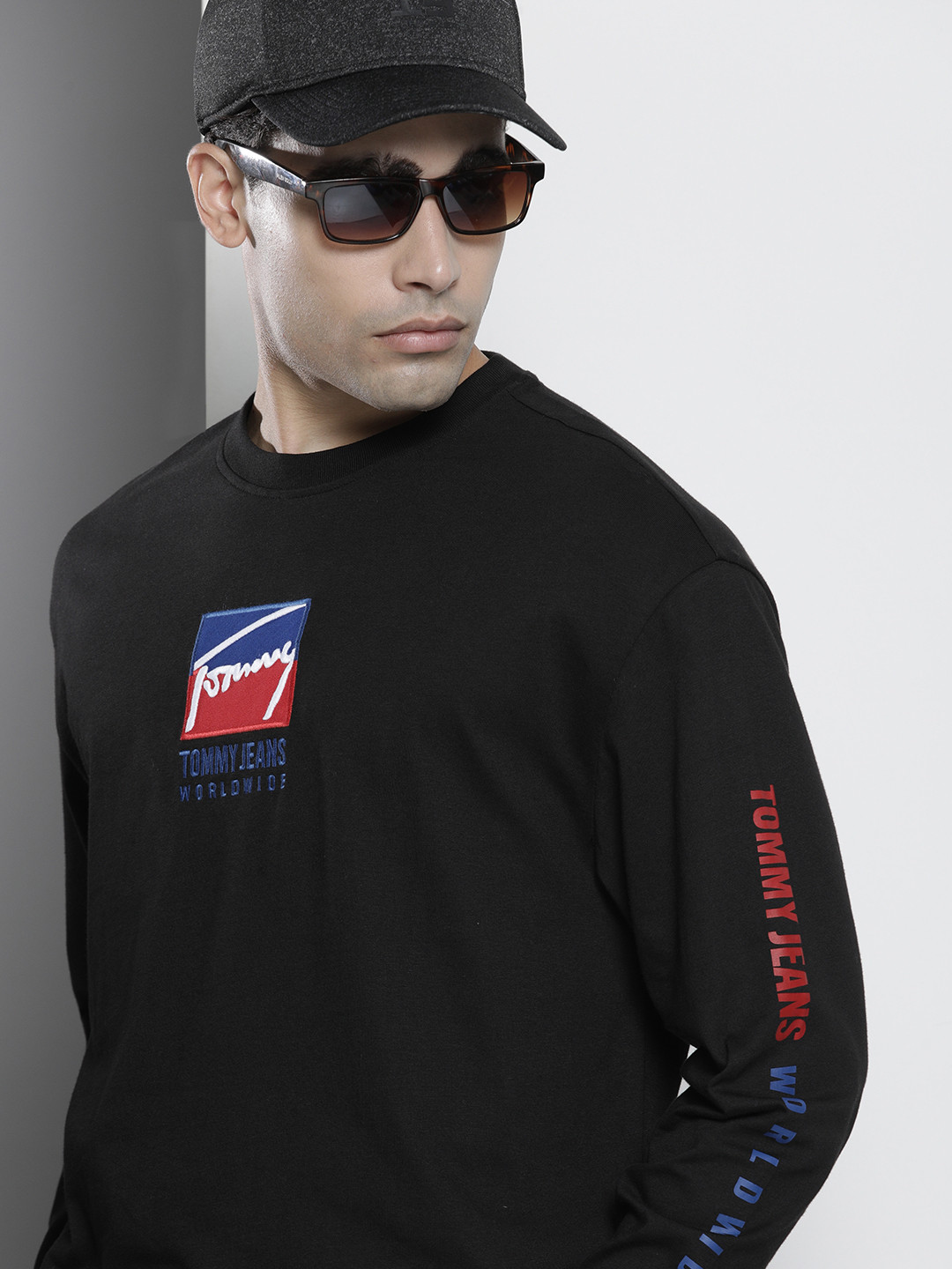

Tommy Hilfiger Men Black Brand Logo Embroidered Pure Cotton Boxy T-shirt