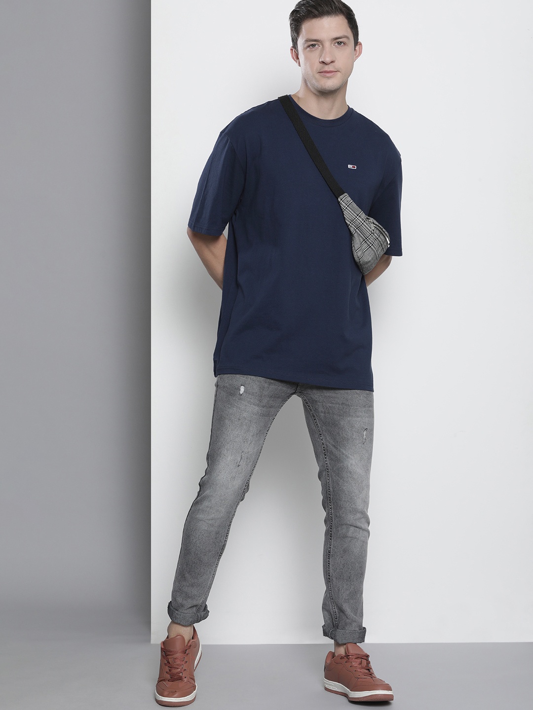 

Tommy Hilfiger Men Navy Blue Drop-Shoulder Sleeves T-shirt