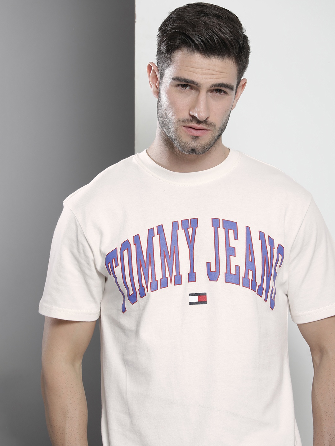 

Tommy Hilfiger Men Off-White & Blue Brand Logo Printed Pure Cotton T-shirt