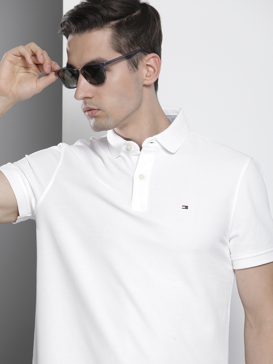 

Tommy Hilfiger Men White Solid T-shirt