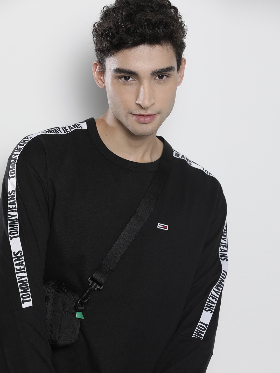 

Tommy Hilfiger Men Black & White Brand Logo Printed Boxy Pure Cotton T-shirt