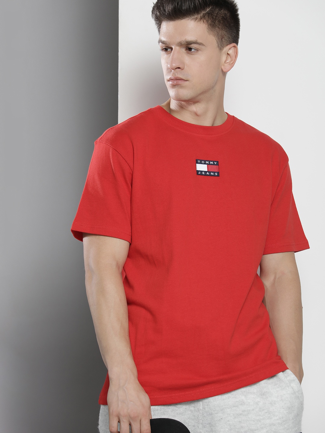 

Tommy Hilfiger Men Red & Navy Blue Brand Logo Printed Applique Pure Cotton T-shirt