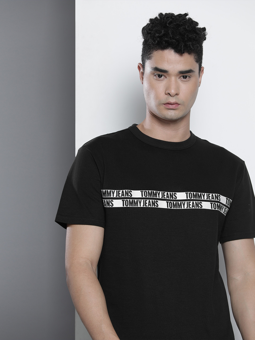 

Tommy Hilfiger Men Black Pure Cotton Applique T-shirt