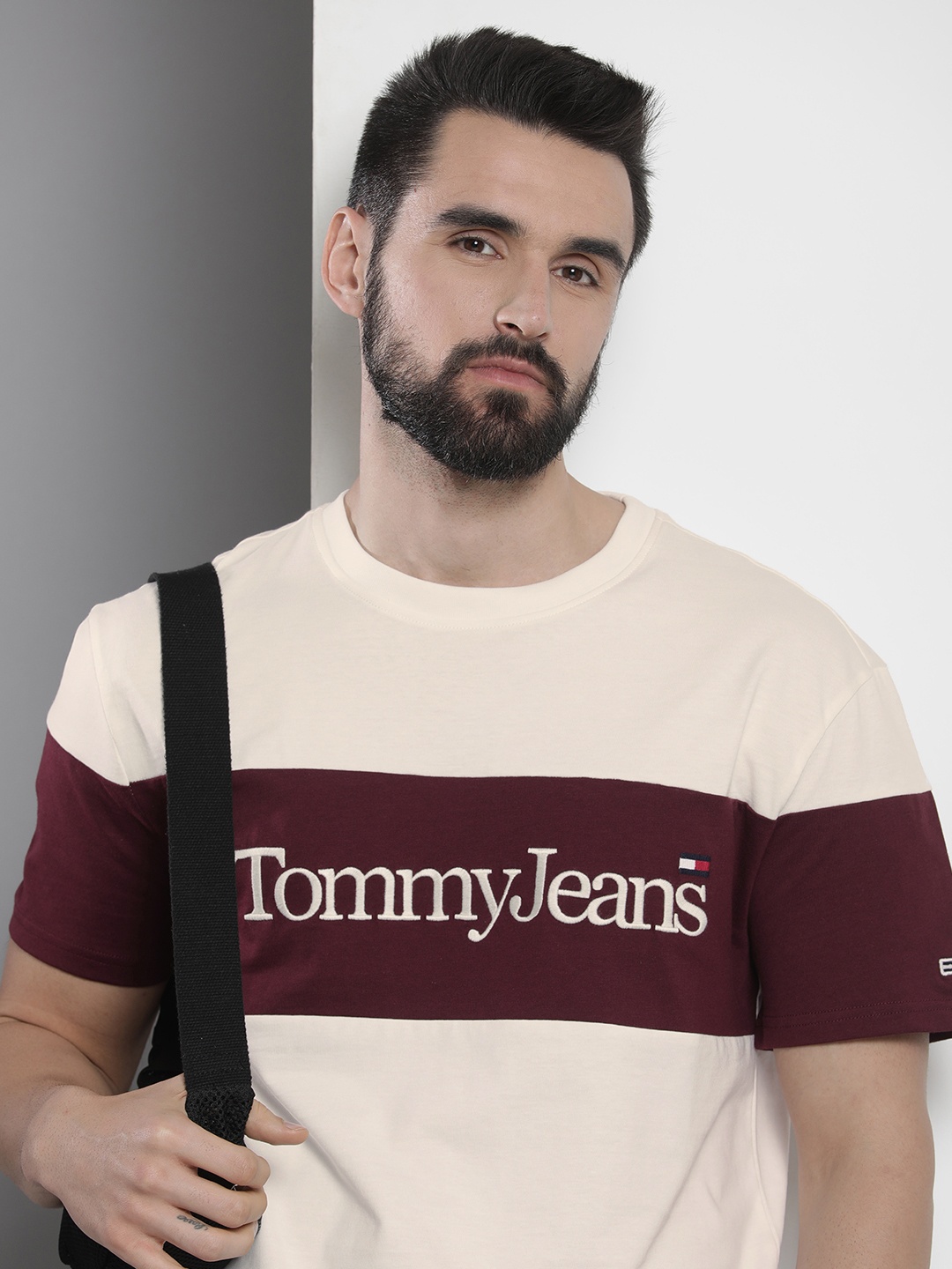 

Tommy Hilfiger Men Off White & Maroon Brand Logo Printed Pure Cotton T-shirt