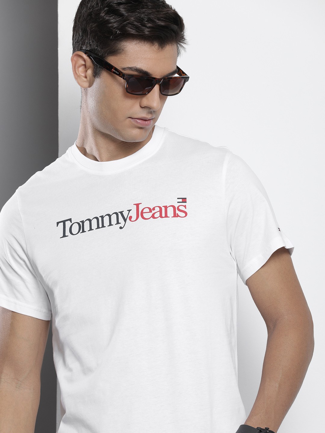 

Tommy Hilfiger Men White & Red Brand Logo Printed Pure Cotton T-shirt