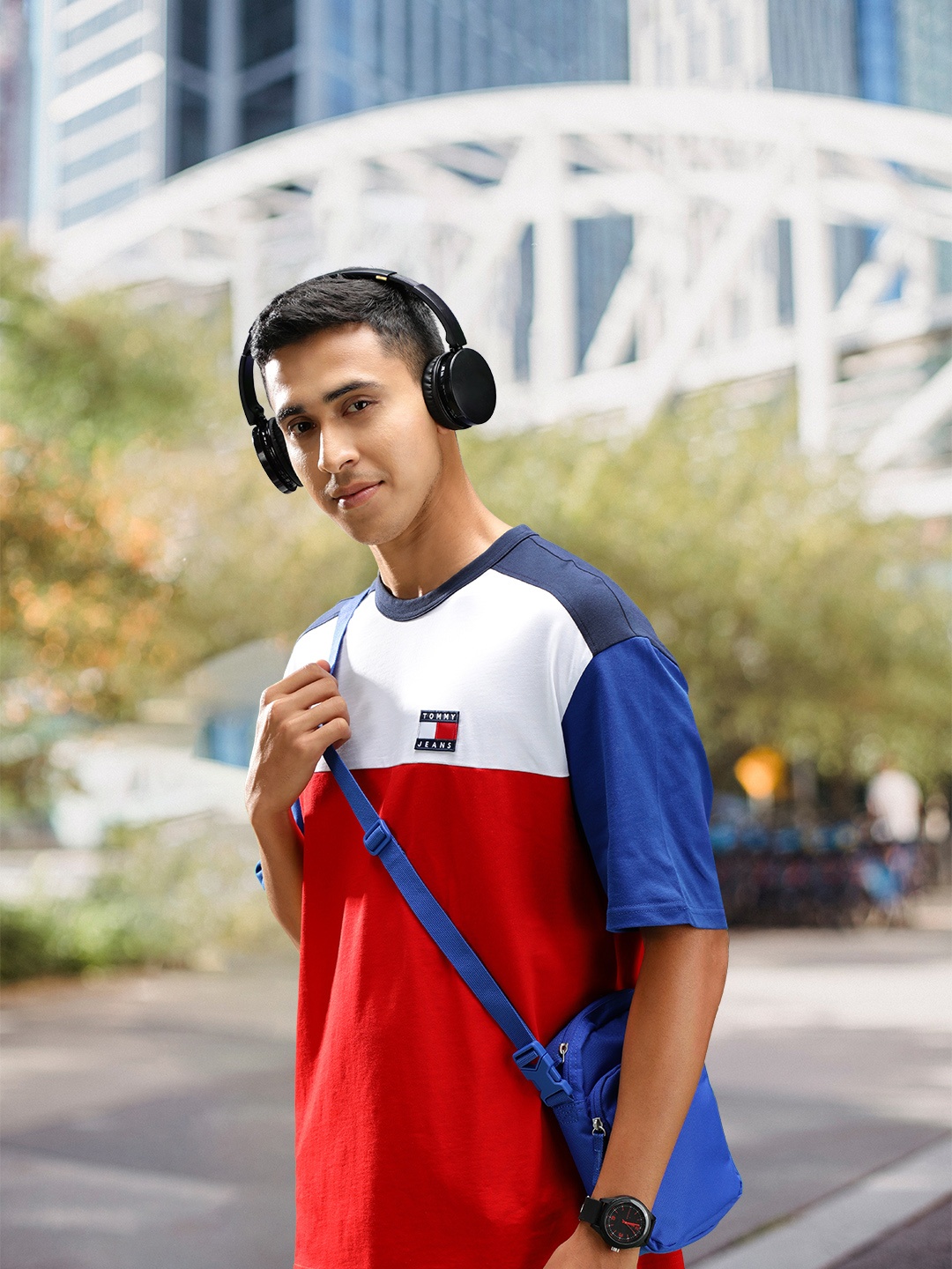 

Tommy Hilfiger Men Navy Blue & Red Colourblocked Pure Cotton Casual Boxy T-shirt