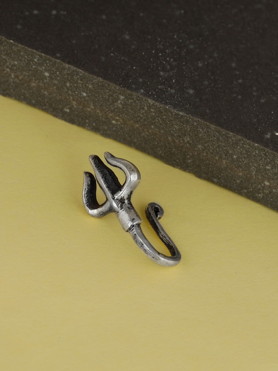 

GIVA Silver-Toned Oxidised Trident Nosepin