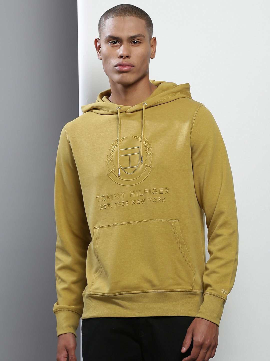 

Tommy Hilfiger Men Mustard Yellow Embroidered Hooded Cotton Sweatshirt