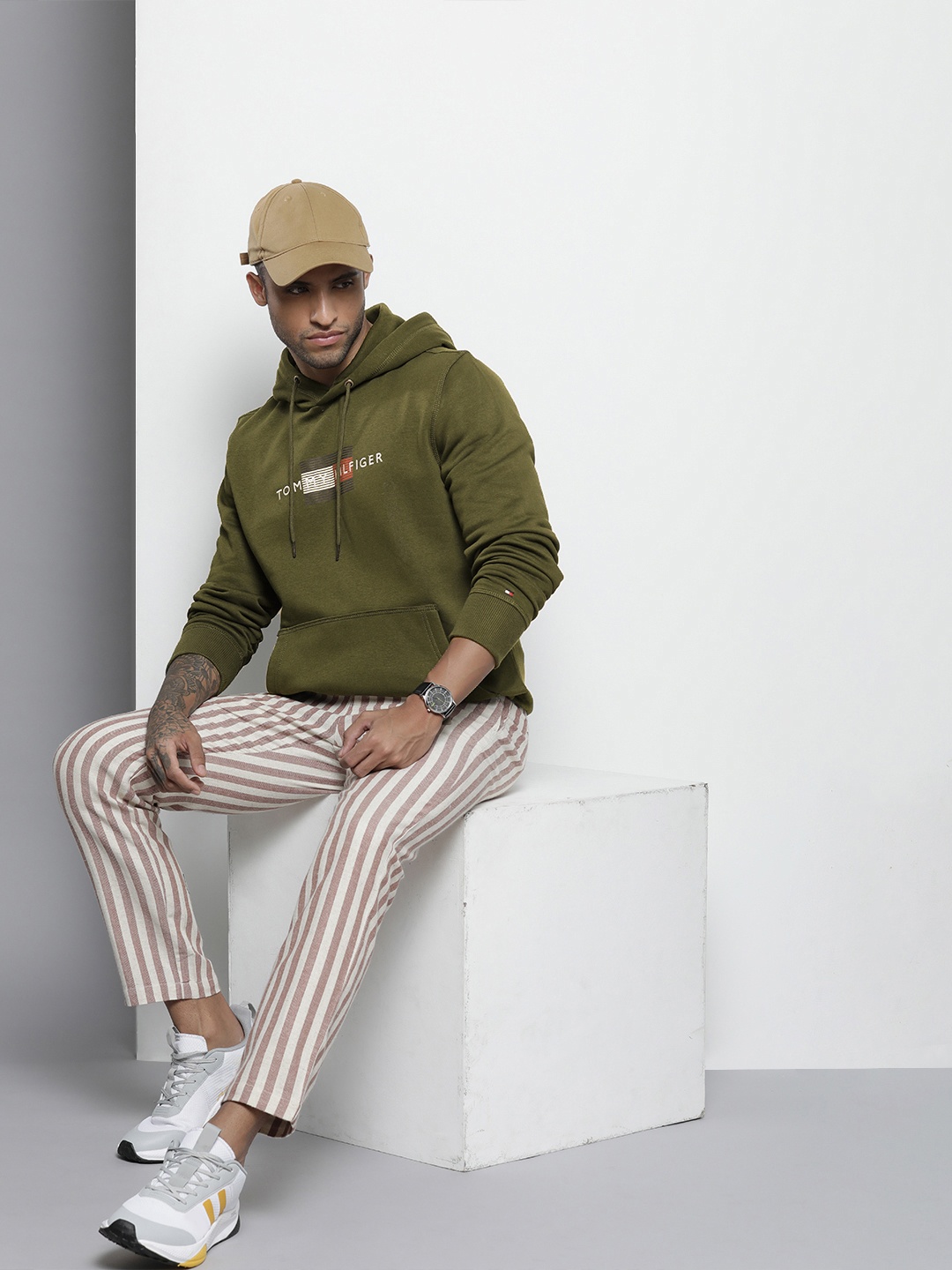 

Tommy Hilfiger Men Olive Green Brand Logo Embroidery Sweatshirt