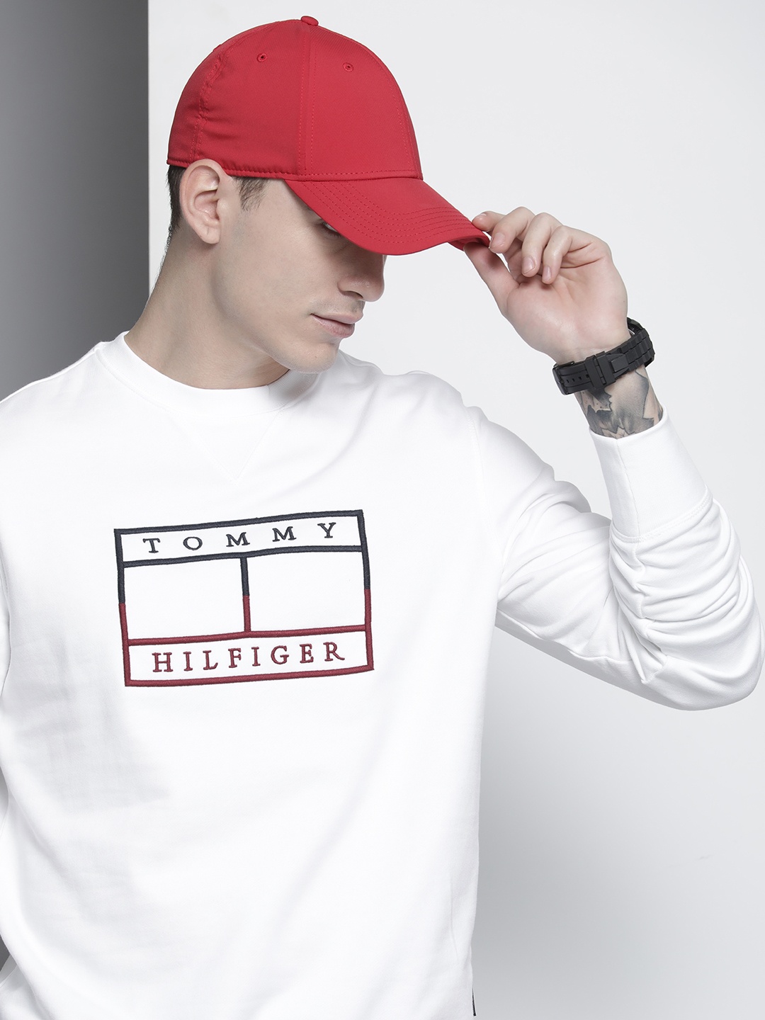 

Tommy Hilfiger Men White Printed Organic Cotton Sweatshirt