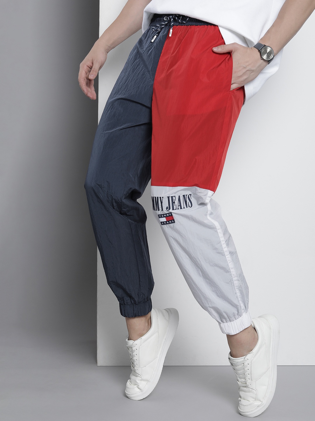 

Tommy Hilfiger Men Mid Rise Colourblocked Joggers, Navy blue