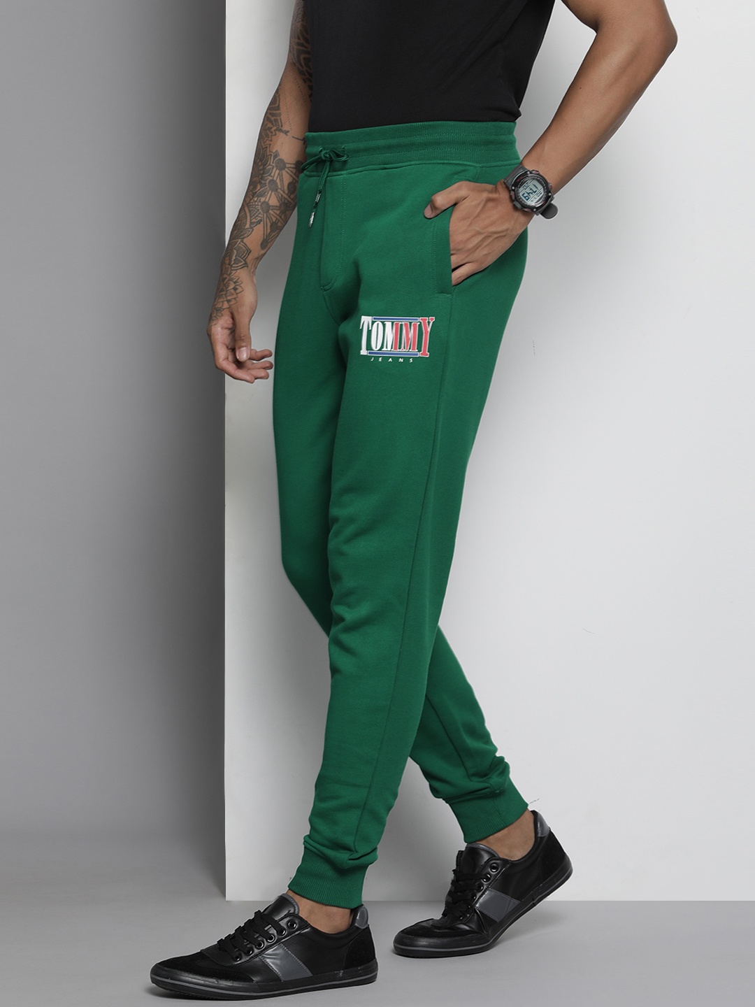 

Tommy Hilfiger Men Green Brand Logo Printed Slim Fit Joggers Trousers