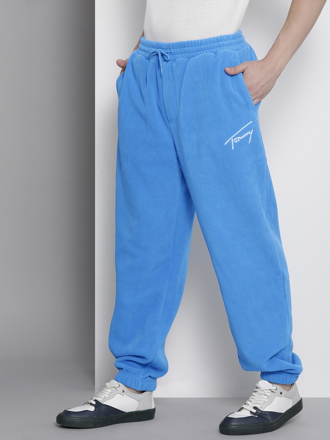 

Tommy Hilfiger Men Blue Brand Logo Embroidered Loose Fit Joggers Trousers