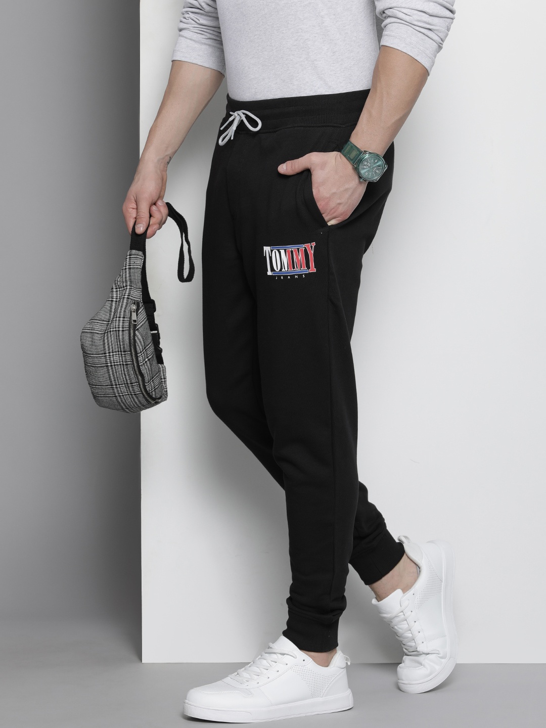 

Tommy Hilfiger Men Black Brand Logo Printed Slim Fit Joggers Trousers