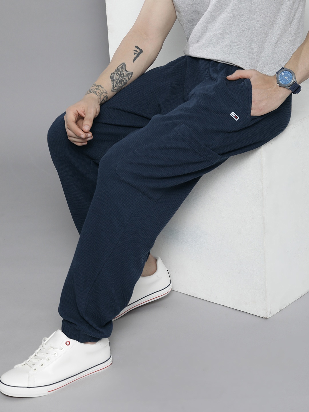 

Tommy Hilfiger Men Navy Blue Pleated Organic Cotton Joggers Trousers