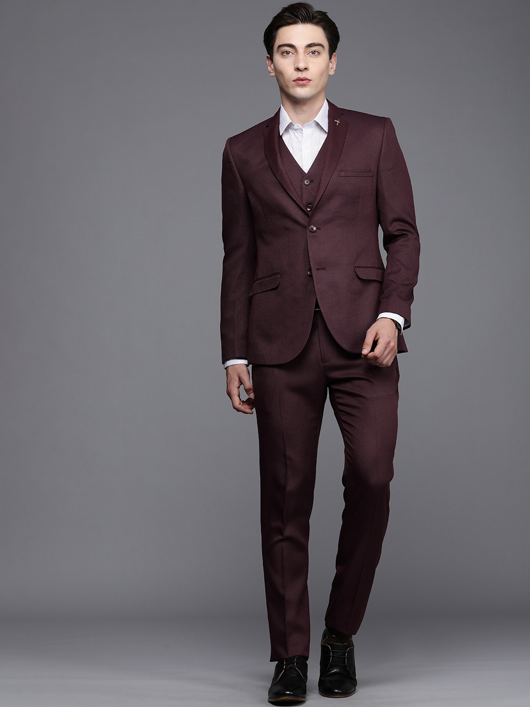 

Theme Men Maroon Self Design Single-Breasted Slim-Fit Notched Collar Formal Suit
