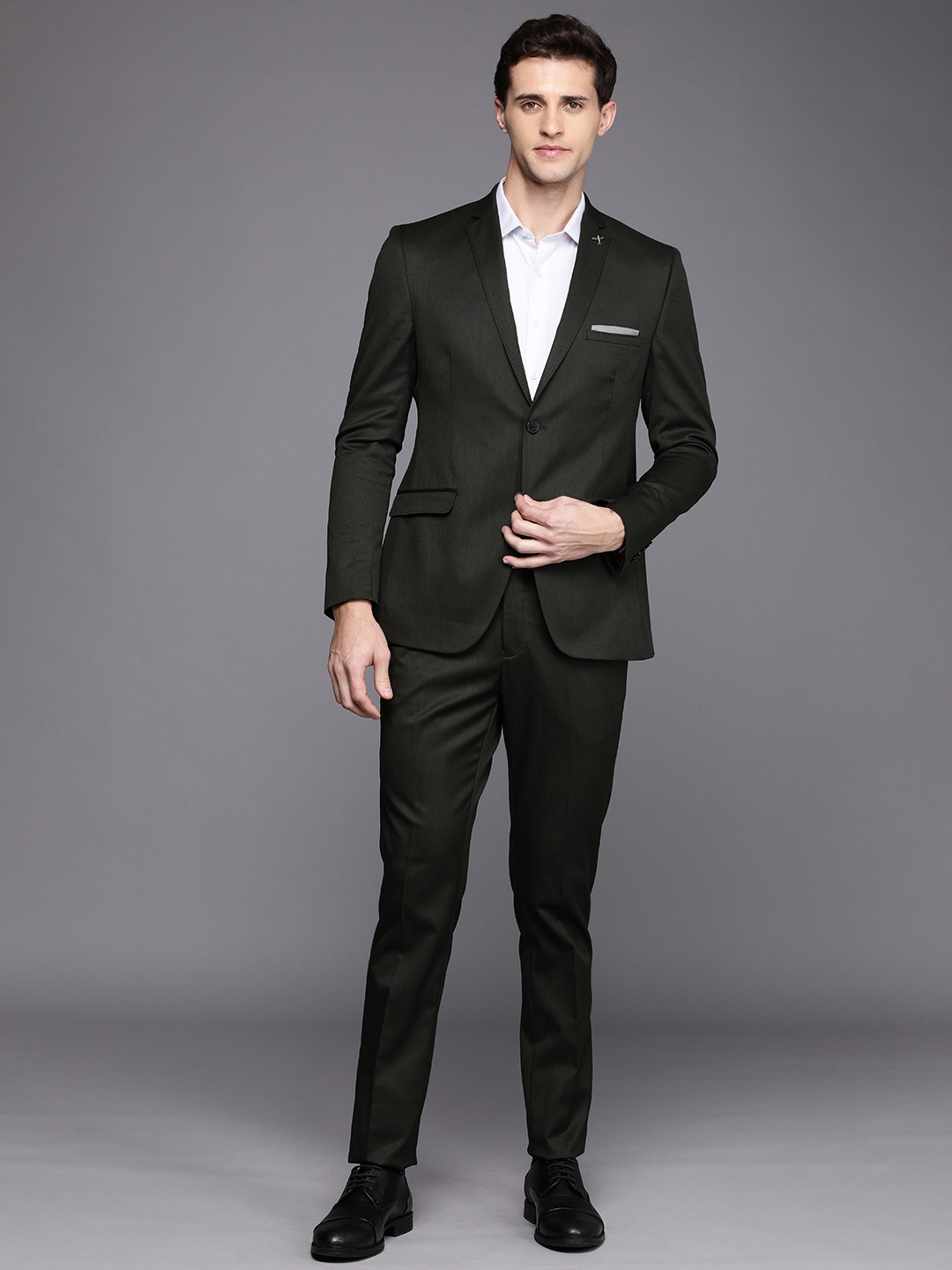 

Theme Men Black Solid Slim Fit Two Piece Formal Suit