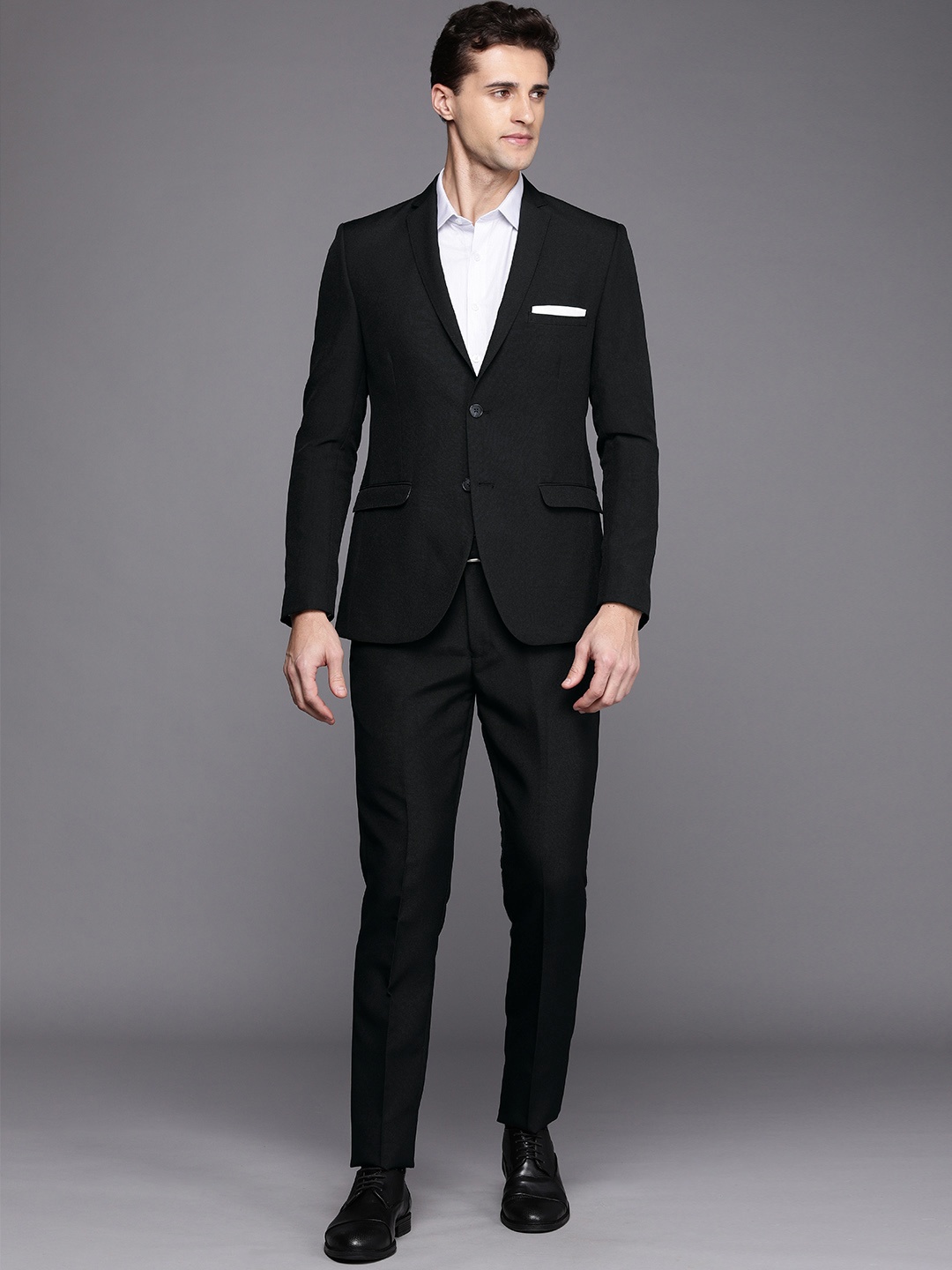 

Theme Men Black Solid Slim Fit 2 Piece Suit