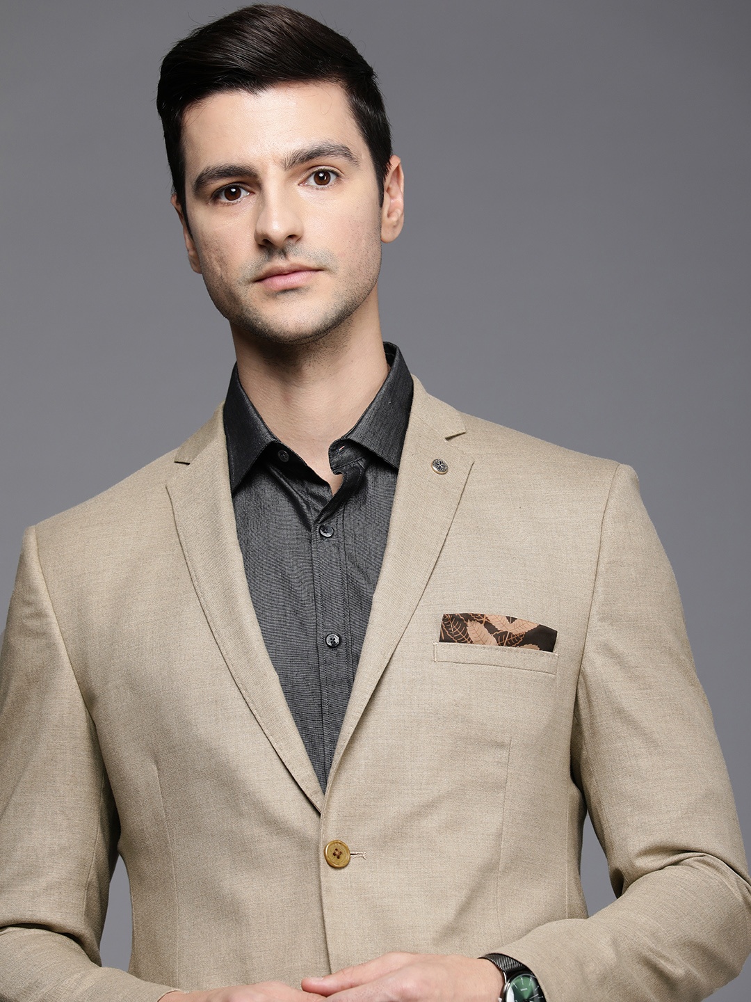 

Theme Men Beige Solid 2-Piece Slim Fit Formal Suit