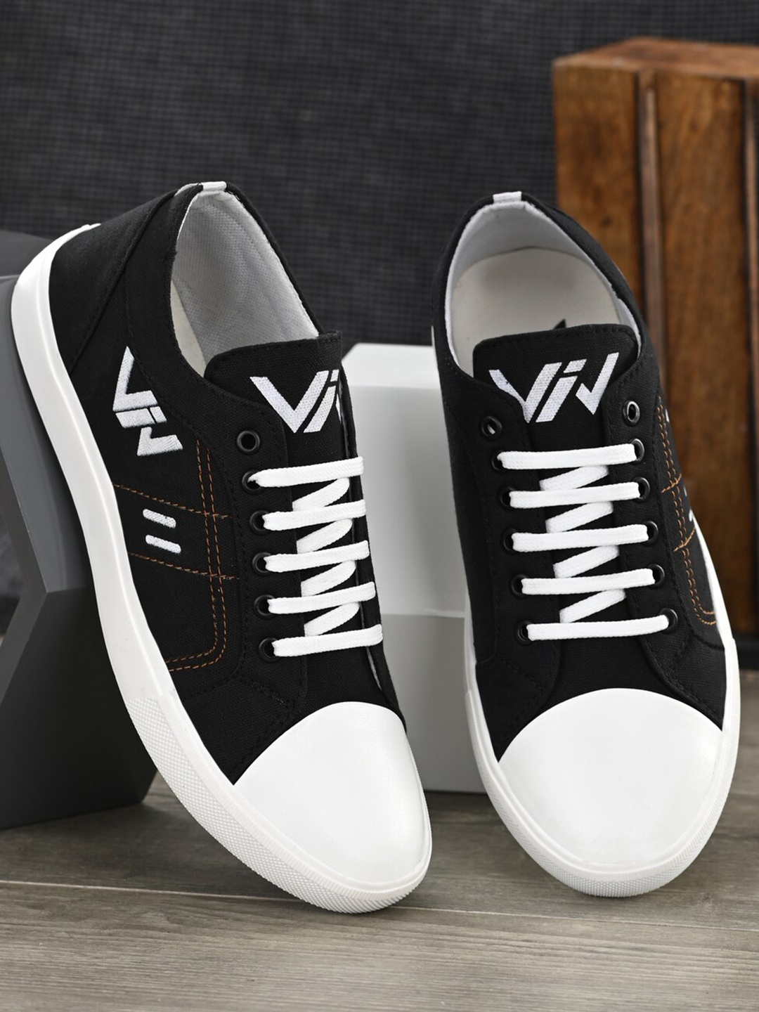 

VIV Men Black Colourblocked Sneakers