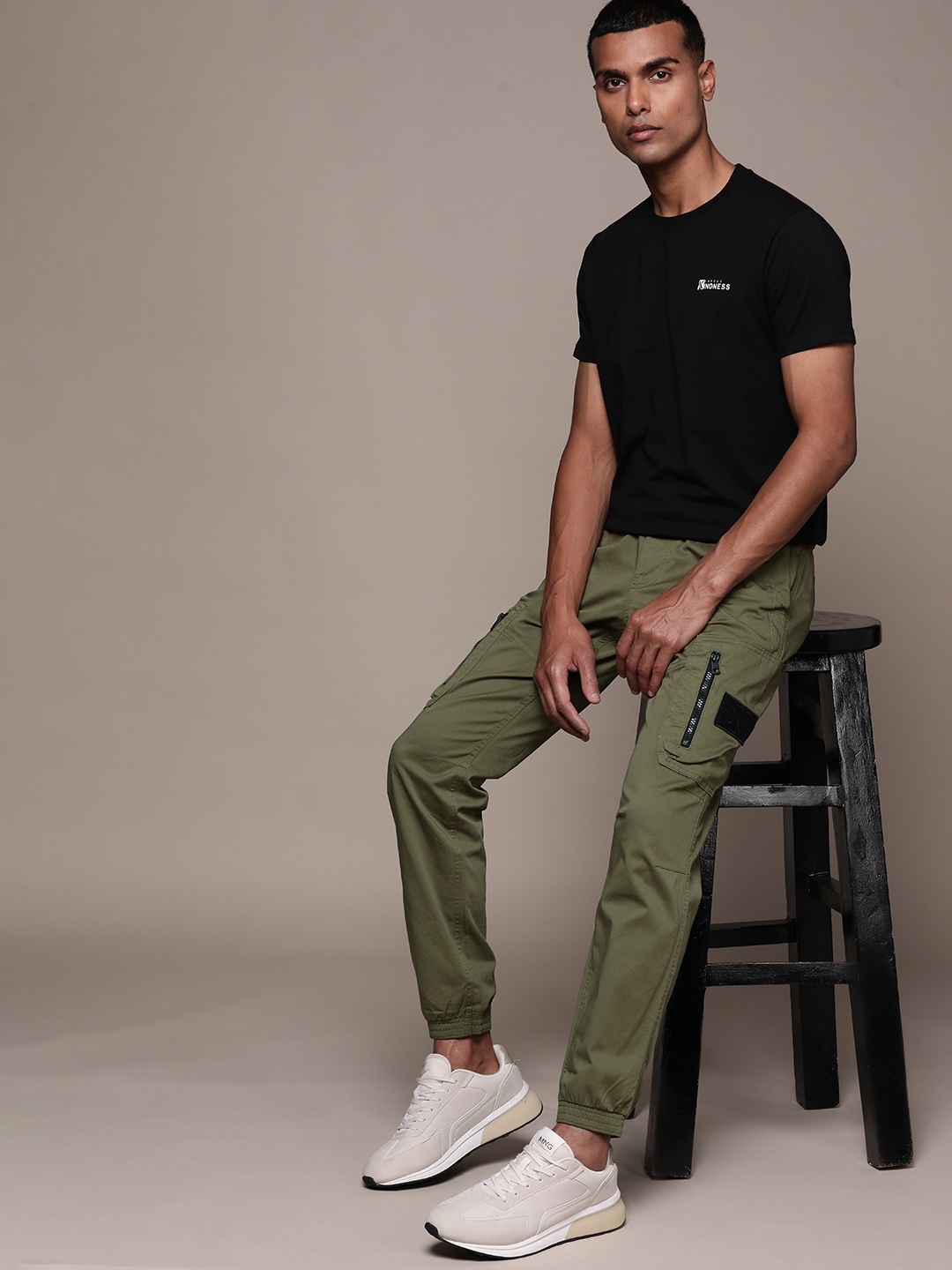 

Calvin Klein Jeans Men Skinny Fit Zip Detail Cargos Trousers, Olive