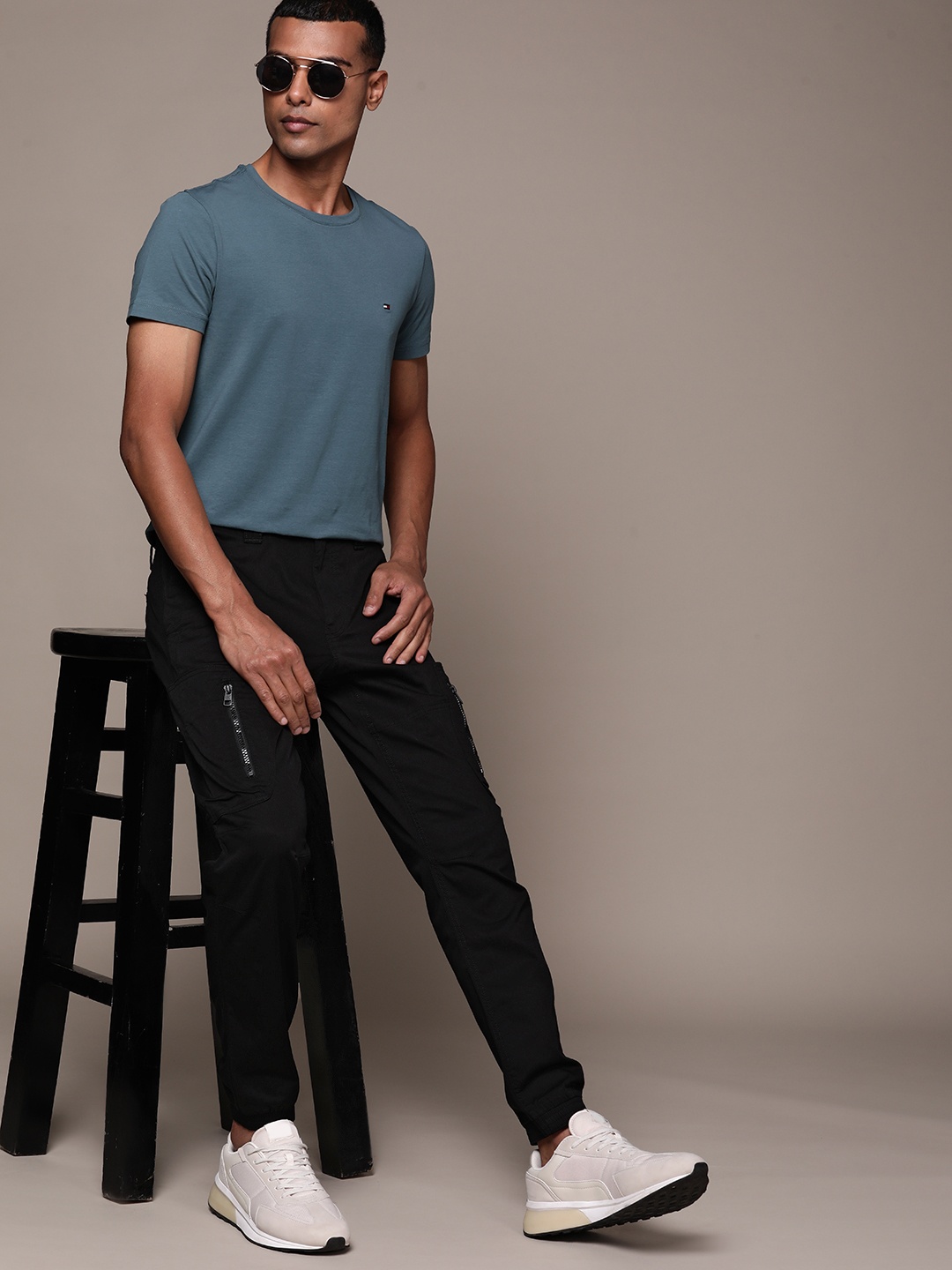 

Calvin Klein Jeans Men Skinny Fit Zip Detail Cargos Trousers, Black