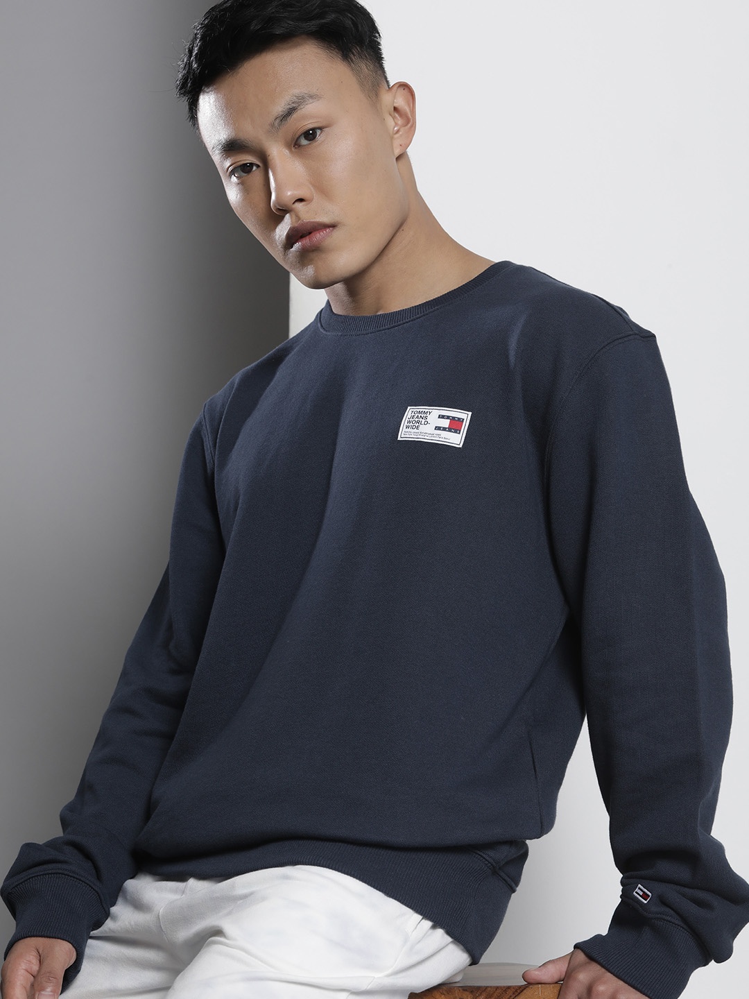 

Tommy Hilfiger Men Navy Blue Applique Sweatshirt
