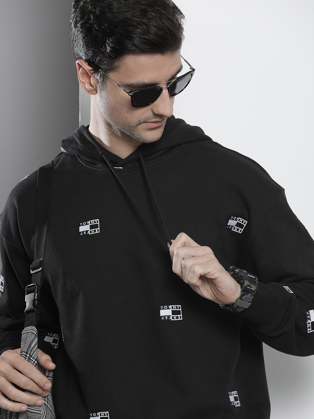 

Tommy Hilfiger Men Black Printed Hooded 100% Organic Cotton Sweatshirt