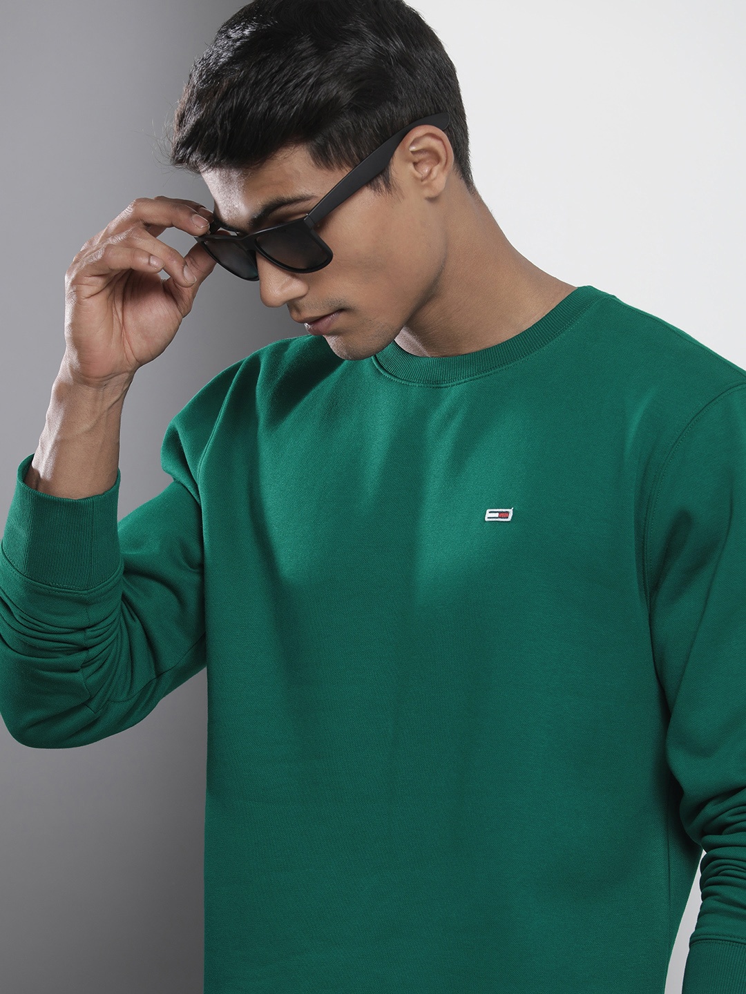 

Tommy Hilfiger Men Green Solid Round-Neck Pullover Sweatshirt