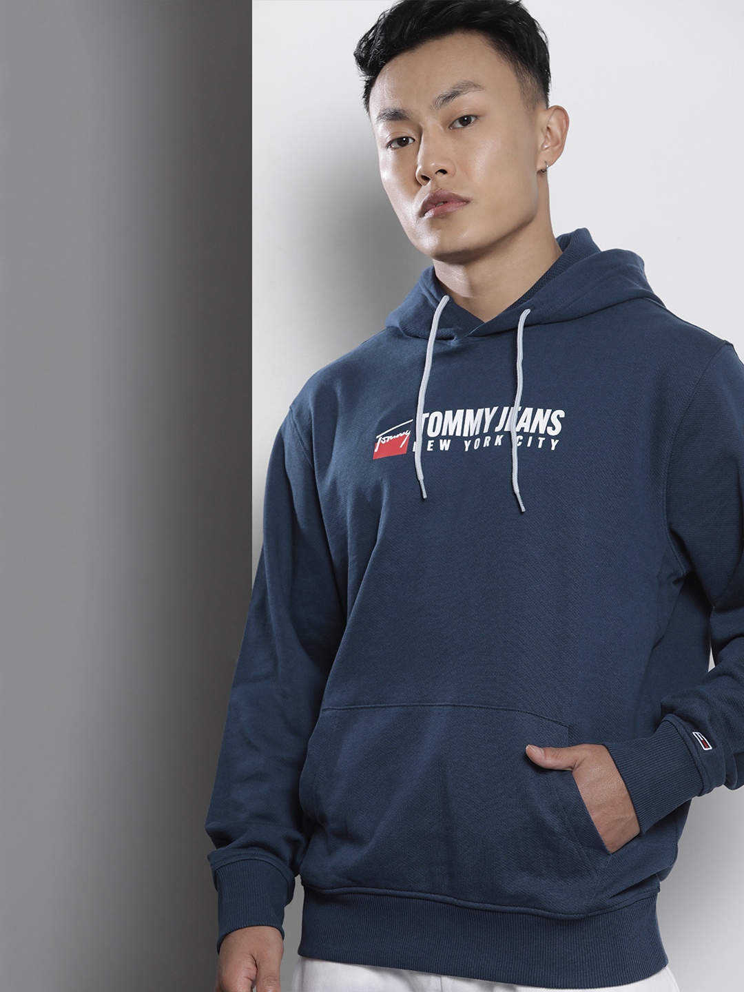 

Tommy Hilfiger Men Blue Applique Detailed Casual Hooded Sweatshirt