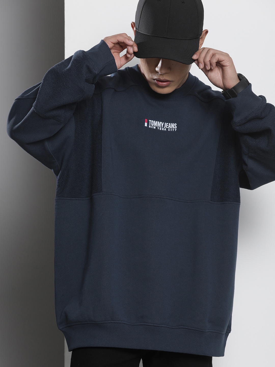 

Tommy Hilfiger Men Navy Blue Embroidered Sweatshirt