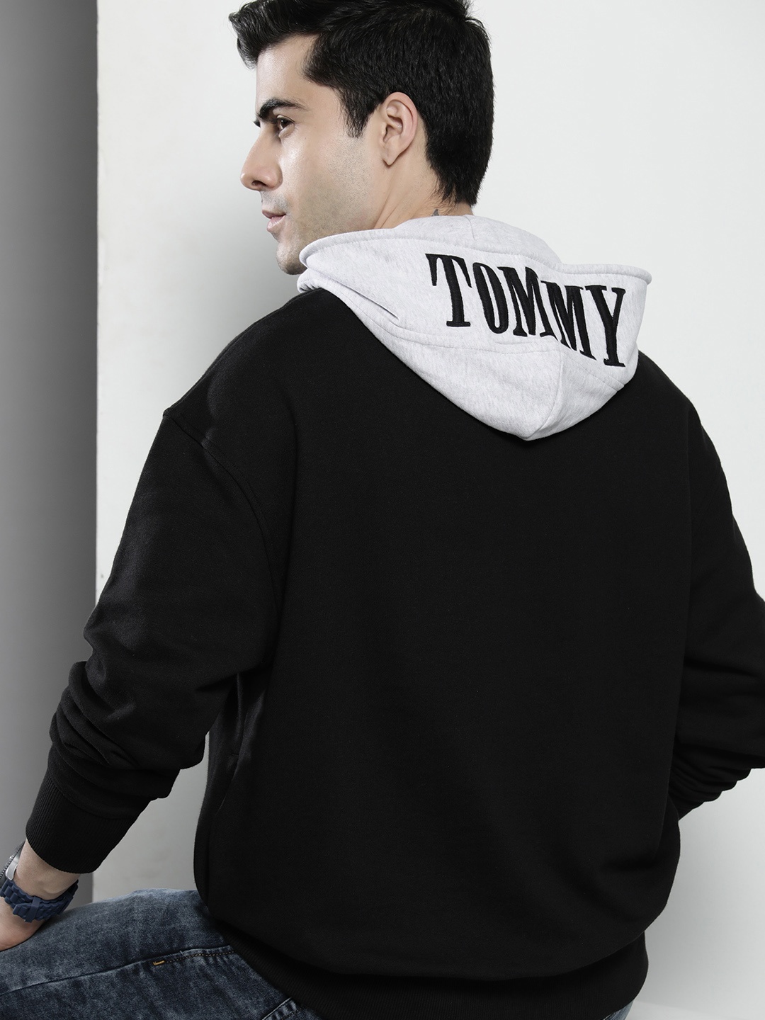 

Tommy Hilfiger Men Black Brand Logo Applique Hooded Sweatshirt