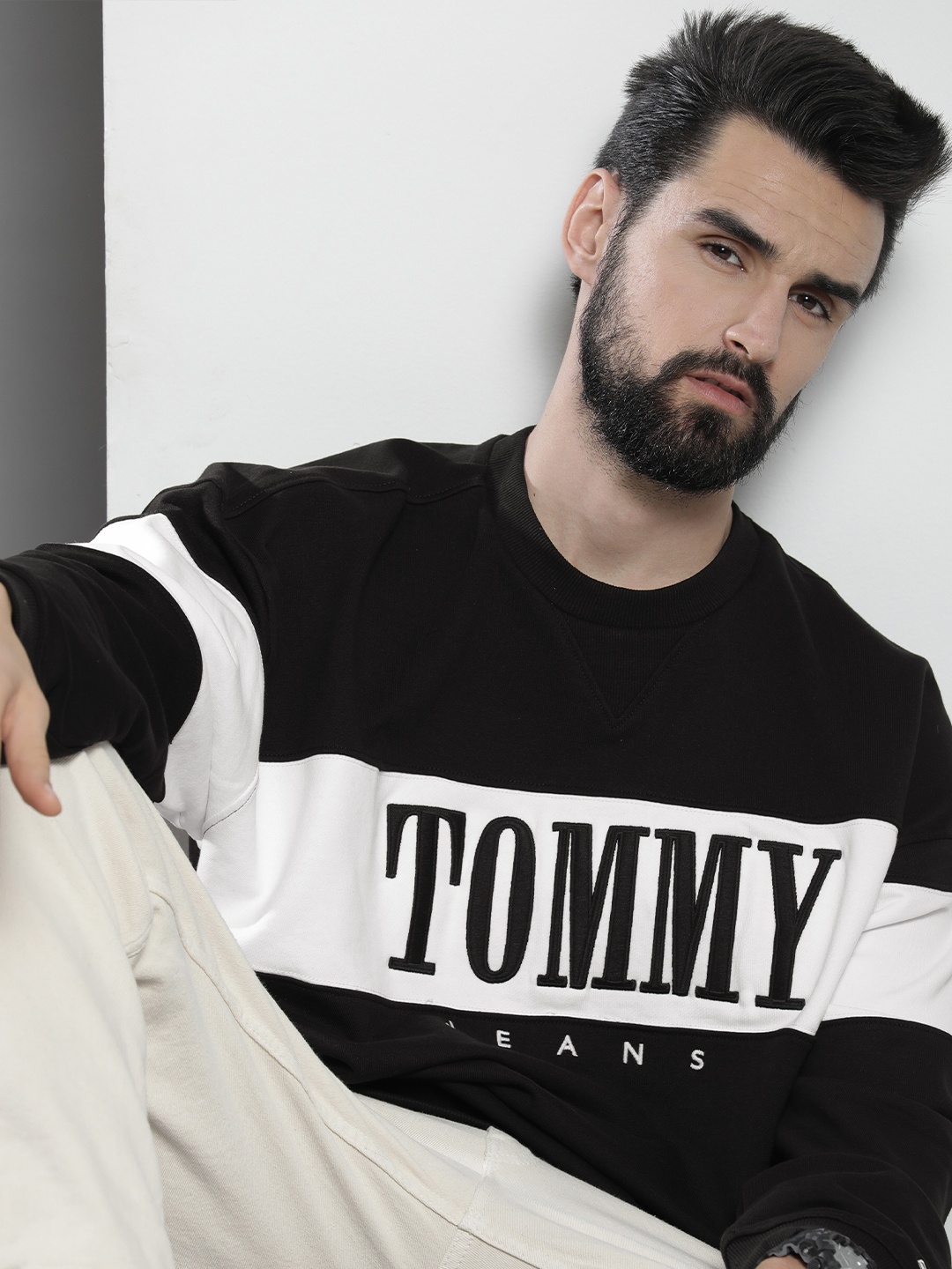 

Tommy Hilfiger Men Black & White Printed Applique Sweatshirt