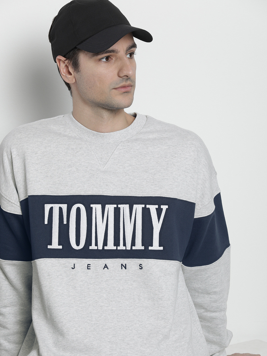 

Tommy Hilfiger Men Grey Brand Logo Printed Sweatshirt